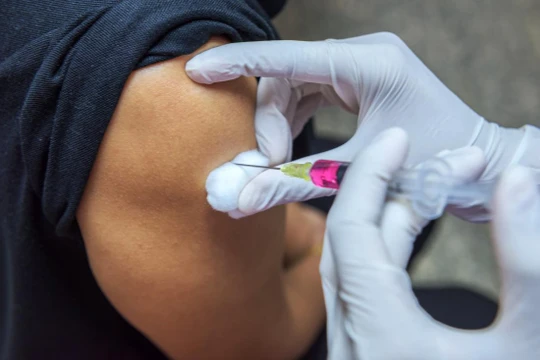 Khi bị động vật (chó, mèo, dơi,…) cắn, nên nhanh chóng đi chích ngừa để ngăn ngừa các triệu chứng cũng như tử vong (Ảnh: Medicalnewstoday)