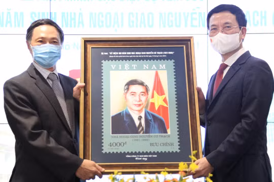 Bộ trưởng Bộ TT&TT Nguyễn Mạnh Hùng trao tặng bức ảnh cho đại diện gia đình đồng chí Nguyễn Cơ Thạch