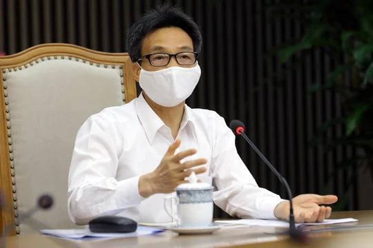 Phó Thủ tướng Vũ Đức Đam phát biểu tại cuộc họp.