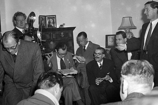 Kim Philby (đứng, bên phải) tại một cuộc họp báo năm 1951 (Ảnh: DailyMail)