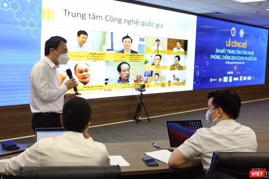 Thứ trưởng Nguyễn Huy Dũng giới thiệu về Trung tâm công nghệ phòng, chống dịch COVID-19 Quốc gia.
