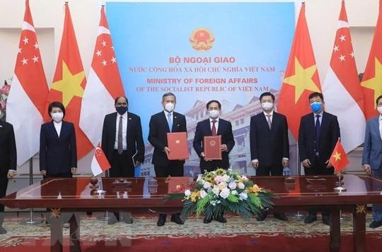 Bộ trưởng Bộ Ngoại giao Bùi Thanh Sơn và Bộ trưởng Bộ Ngoại giao Singapore Vivian Balakrishnan và các đại biểu tại Lễ ký Biên bản Thỏa thuận giữa bộ Ngoại giao hai nước về Chương trình Nghiên cứu theo chuyên đề dành cho cán bộ cao cấp Đảng Cộng sản Việt Nam giai đoạn 2021-2023.