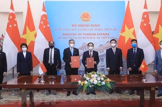 Bộ trưởng Bộ Ngoại giao Bùi Thanh Sơn và Bộ trưởng Bộ Ngoại giao Singapore Vivian Balakrishnan và các đại biểu tại Lễ ký Biên bản Thỏa thuận giữa bộ Ngoại giao hai nước về Chương trình Nghiên cứu theo chuyên đề dành cho cán bộ cao cấp Đảng Cộng sản Việt Nam giai đoạn 2021-2023.