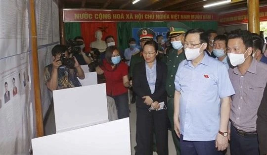 Chủ tịch Quốc hội Vương Đình Huệ và Đoàn giám sát, kiểm tra công tác bầu cử tại Khu vực bỏ phiếu số 4 gồm các thôn: Lô Lô Chải, Séo Lủng, xã Lũng Cú, huyện Đồng Văn, tỉnh Hà Giang. 