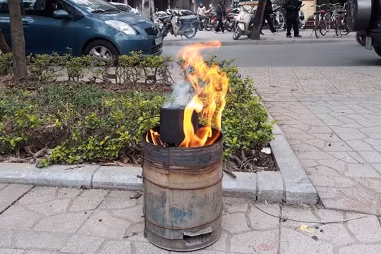 Nhóm than tổ ong ngay tại nơi công cộng - hình ảnh không khó gặp ở nội thành Hà Nội. Ảnh: Hanoimoi.