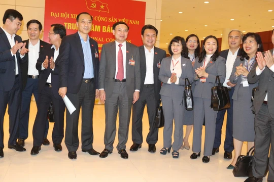 Các đại biểu vui mừng với kết quả bầu cử Ban chấp hành Trung ương Đảng khoá XIII - vừa được công bố tối muộn ngày 30/1.