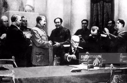 Mao Trạch Đông cả đời chỉ ra nước ngoài có hai lần và cả 2 lần đều đến Liên Xô. Trong đó, lần đầu tiên là vào tháng 12/1949, Mao Trạch Đông gặp Stalin ký “Hiệp ước Hữu hảo đồng minh hỗ trợ Trung Quốc-Liên Xô”.