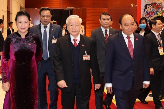 Tổng Bí thư, Chủ tịch nước Nguyễn Phú Trọng cùng Ủy viên Bộ Chính trị, Chủ tịch Quốc hội Nguyễn Thị Kim Ngân và Uỷ viên Bộ Chính trị, Thủ tướng Chính phủ Nguyễn Xuân Phúc đến dự phiên họp trù bị Đại hội XIII của Đảng. 