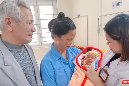 Cặp vợ chồng lớn tuổi vô cùng xúc động khi có được đứa con mơ ước nhờ thụ tinh trong ống nghiệm tại khoa Hỗ trợ sinh sản - BV Phụ sản Thanh Hoá