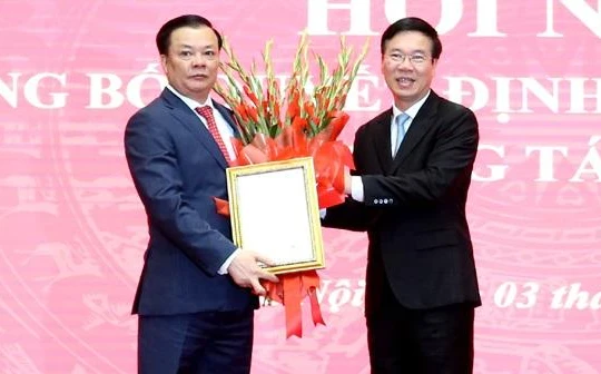 Thường trực Ban Bí thư Võ Văn Thưởng trao Quyết định, tặng hoa chúc mừng tân Bí thư Thành uỷ Hà Nội Đinh Tiến Dũng.