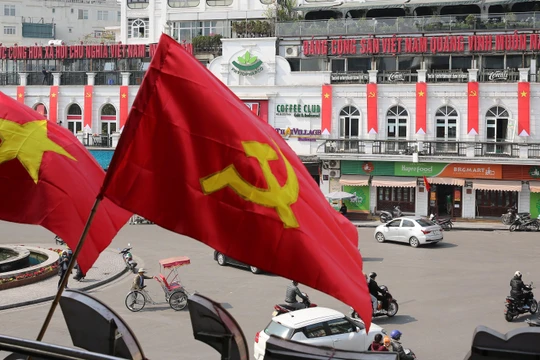 Hà Nội trang hoàng rực rỡ chào mừng Đại hội XIII của Đảng. Ảnh: Lê Minh Sơn.