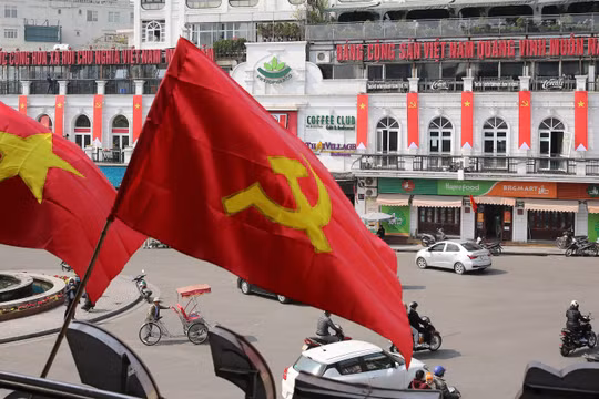 Hà Nội trang hoàng rực rỡ chào mừng Đại hội XIII của Đảng. Ảnh: Lê Minh Sơn.