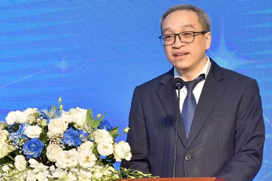 Thứ trưởng Bộ TT&TT Phan Tâm phát biểu tại Lễ kỷ niệm 20 năm thành lập của Hanoi Telecom.