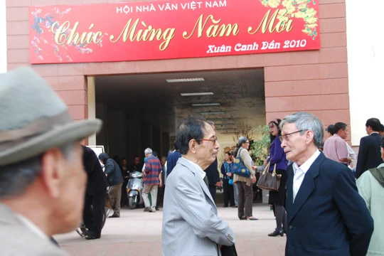 Nhà văn Nguyễn Xuân Khánh với các nhà văn dịp gặp cuối năm Tết năm Canh Dần 2010.