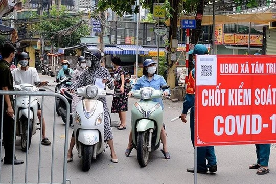 Nhiều quận, huyện của Hà Nội đã lập chốt kiểm soát người và phương tiện ra đường không có lý do.