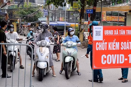 Nhiều quận, huyện của Hà Nội đã lập chốt kiểm soát người và phương tiện ra đường không có lý do.