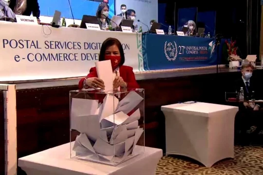 Bà Lê Thị Tuyết Mai - Đại sứ, Trưởng phái đoàn của Việt Nam - dự trực tiếp Đại hội UPU lần thứ 27, tham gia bỏ phiếu.