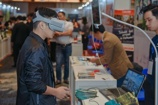 TECHFEST kỳ vọng sẽ thắt chặt sợi dây liên kết không biên giới giữa con người Việt Nam, trí tuệ Việt Nam và khát vọng Việt Nam (Ảnh chụp tại TECHFEST 2021).