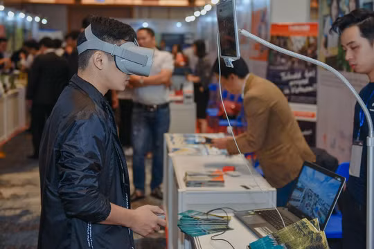 TECHFEST kỳ vọng sẽ thắt chặt sợi dây liên kết không biên giới giữa con người Việt Nam, trí tuệ Việt Nam và khát vọng Việt Nam (Ảnh chụp tại TECHFEST 2021).