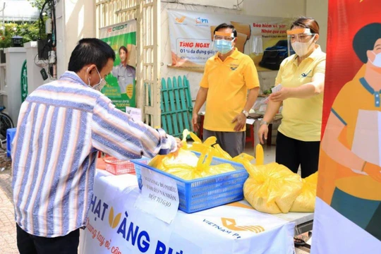 Tại các điểm phát gạo cố định (cây ATM gạo hoặc bàn phát trực tiếp tại bưu cục), bưu điện sẽ tổ chức phân luồng lối đi riêng cho từng người ra - vào nhận gạo để tránh tối đa việc tiếp xúc.