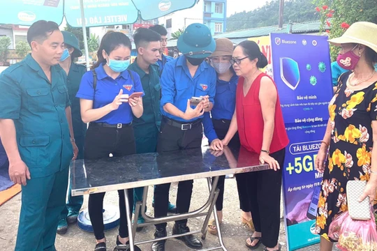 Đoàn thanh niên hướng dẫn nhân dân cài đặt, sử dụng ứng dụng Bluezone.