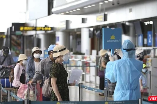 Hành khách đi máy bay tuân thủ các quy định phòng dịch COVID-19.