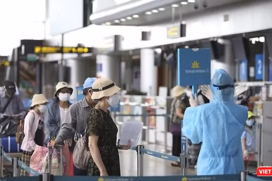 Hành khách đi máy bay tuân thủ các quy định phòng dịch COVID-19.