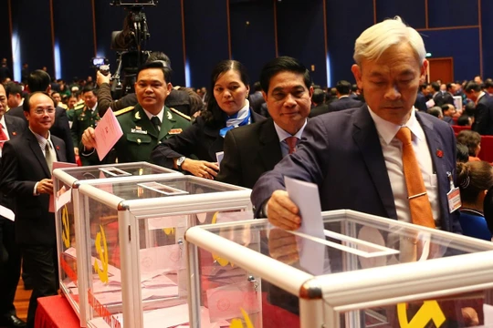 Các đại biểu Đại hội Đảng khoá XIII tiến hành bỏ phiếu bầu Ban chấp hành Trung ương vào chiều ngày 30/1 và kết quả được công bố vào tối muộn cùng ngày.