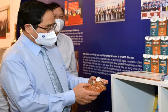 Thủ tướng xem và nghe giới thiệu về một sản phẩm KHCN bảo vệ sức khoẻ.