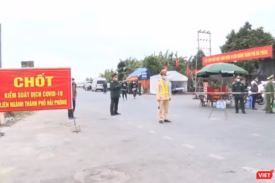 Nhiều địa phương thực hiện các biện pháp siết chặt quản lý người từ vùng dịch Hải Dương. Ảnh tại một chốt kiểm soát trên địa bàn Hải Phòng.
