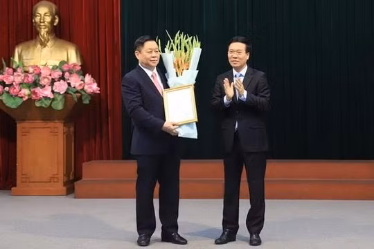 Thường trực Ban Bí thư Võ Văn Thưởng trao quyết định cho ông Nguyễn Trọng Nghĩa.