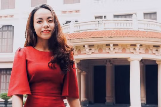 Chị Cai Thái Hoàng Uyên trao đổi với VietTimes về iMuseum ngay tại Bảo tàng Mỹ thuật Việt Nam.