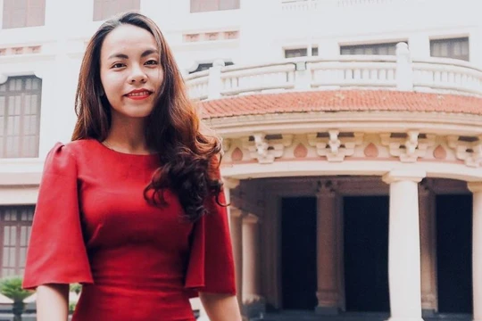 Chị Cai Thái Hoàng Uyên trao đổi với VietTimes về iMuseum ngay tại Bảo tàng Mỹ thuật Việt Nam.