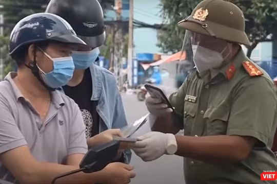 Hà Nội sử dụng đồng thời giấy đi đường thông thường và giấy đi đường có QR code.