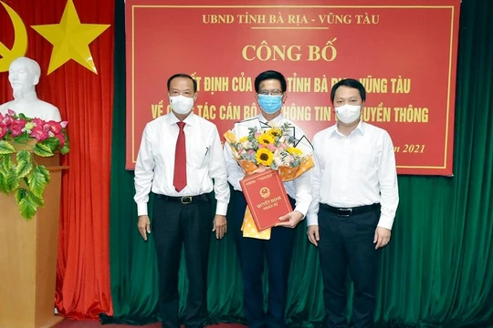 Ông Lê Văn Tuấn (giữa) nhận quyết định phân công chức vụ Giám đốc Sở TT-TT tỉnh Bà Rịa – Vũng Tàu từ ông Nguyễn Huy Dũng - Thứ trưởng Bộ TT-TT (phải) và ông Nguyễn Văn Thọ - Chủ tịch UBND tỉnh (trái).