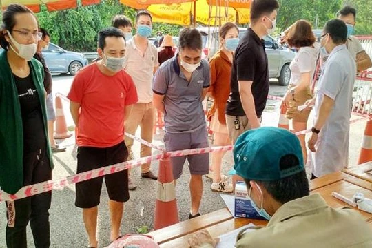 Yên Bái tái kích hoạt 9 chốt kiểm dịch y tế từ 15h chiều 2/5. Ảnh chụp tại chốt kiểm dịch số 1, nút giao IC 12, cao tốc Nội Bài-Lào Cai - ảnh: UBND tỉnh Yên Bái.