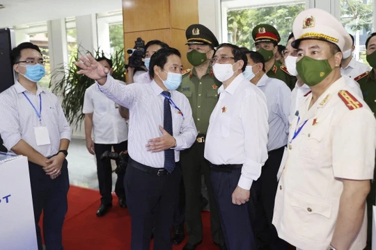 Thủ tướng Chính phủ Phạm Minh Chính nghe giới thiệu về các công nghệ định danh, xác thực điện tử IDP của VNPT.