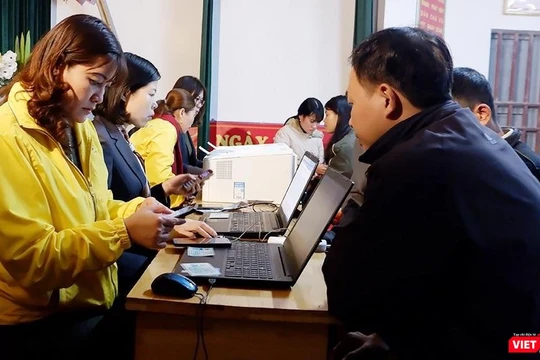 Nhân viên Bưu điện hỗ trợ người dân đăng kí tài khoản định danh xác thực điện tử PostID