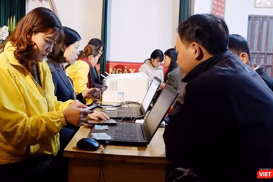 Nhân viên Bưu điện hỗ trợ người dân đăng kí tài khoản định danh xác thực điện tử PostID