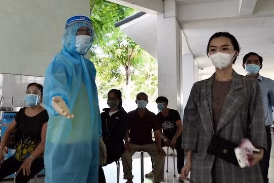 TP.HCM tăng cường tổ chức lấy mẫu xét nghiệm sàng lọc COVID-19 cho người dân. Ảnh Phạm Ngôn.