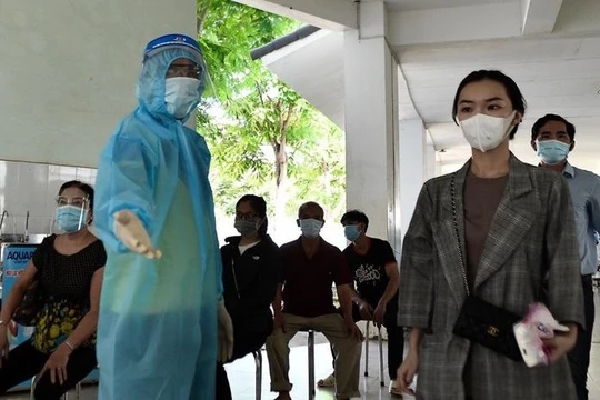 TP.HCM tăng cường tổ chức lấy mẫu xét nghiệm sàng lọc COVID-19 cho người dân. Ảnh Phạm Ngôn.