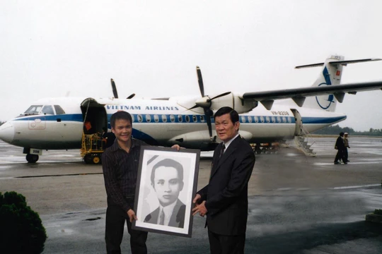 Ông Trương Tấn Sang - khi đương nhiệm Thường trực Ban Bí thư, và anh Hà Huy Thanh tại lễ di dời hài cốt cố Tổng Bí thư Hà Huy Tập (ngày 1/12/2009).