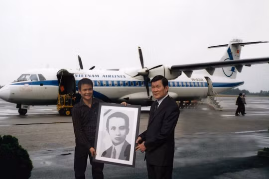 Ông Trương Tấn Sang - khi đương nhiệm Thường trực Ban Bí thư, và anh Hà Huy Thanh tại lễ di dời hài cốt cố Tổng Bí thư Hà Huy Tập (ngày 1/12/2009).