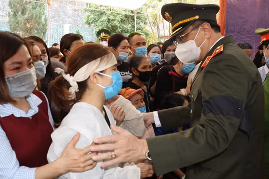 Lãnh đạo Công an tỉnh Thanh Hóa chia buồn cùng gia đình.