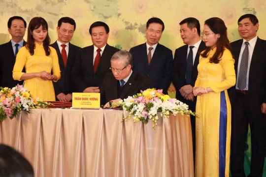 Thường trực Ban Bí thư Trần Quốc Vượng thực hiện nghi thức đóng dấu, ký phát hành bộ tem “Chào mừng Đại hội Đảng Cộng sản Việt Nam lần thứ XIII”.