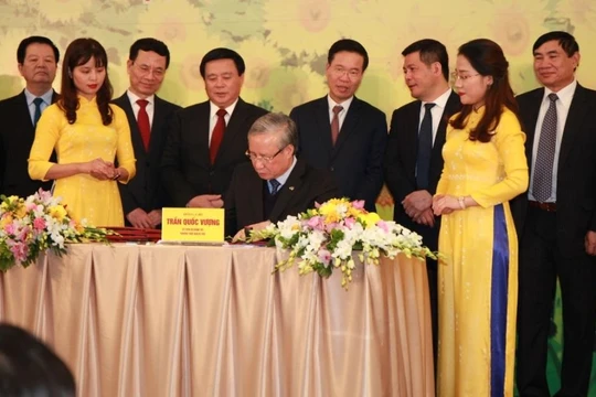 Thường trực Ban Bí thư Trần Quốc Vượng thực hiện nghi thức đóng dấu, ký phát hành bộ tem “Chào mừng Đại hội Đảng Cộng sản Việt Nam lần thứ XIII”.