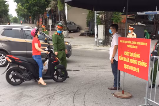 Lực lượng chức năng kiểm tra mọi phương tiện ra vào chốt kiểm soát phòng, chống dịch COVID-19.