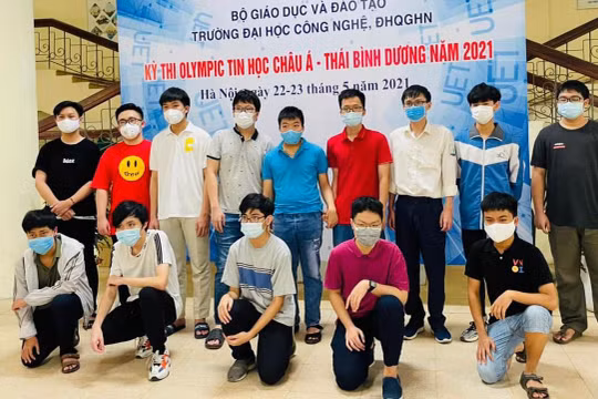 Đội tuyển Việt Nam tham dự kỳ thi APIO 2021.