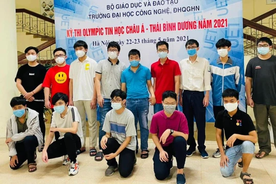 Đội tuyển Việt Nam tham dự kỳ thi APIO 2021.