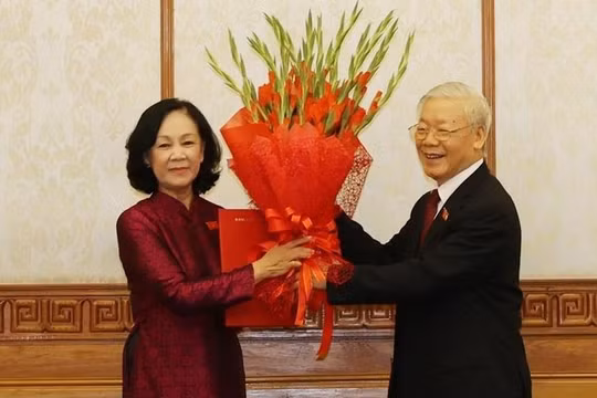Tổng Bí thư Nguyễn Phú Trọng trao Quyết định của Bộ Chính trị phân công bà Trương Thị Mai giữ chức Trưởng ban Tổ chức Trung ương. 